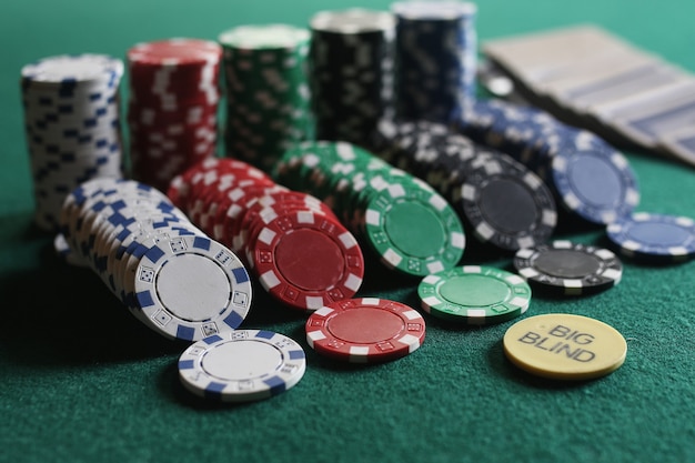 Pokerchips und Karten auf dem Tuch