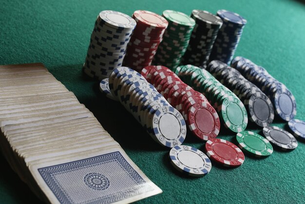 Pokerchips und Karten auf dem Tuch