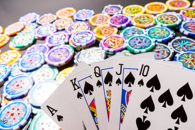 Pokerchips und Karten auf Schwarz