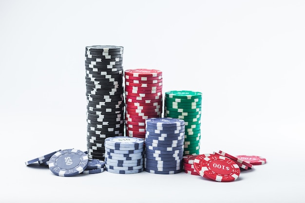 Pokerchips verschiedene Stapel isoliert