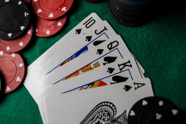 Pokerhände, Royal Flush 3. Fünf Spielkarten – das Pokerblatt Royal Flush am Casinotisch.