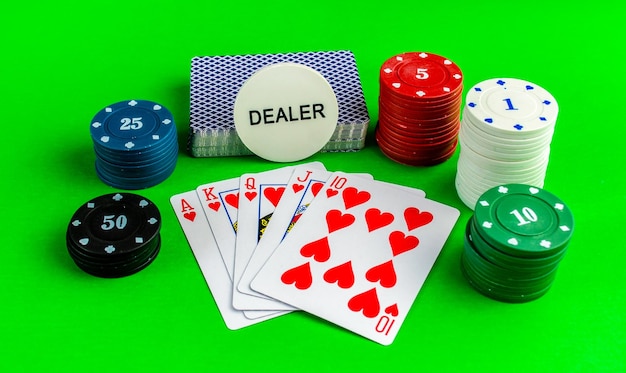 Pokerkarten mit einer Royal Flush-Kombination auf einem grünen Tisch
