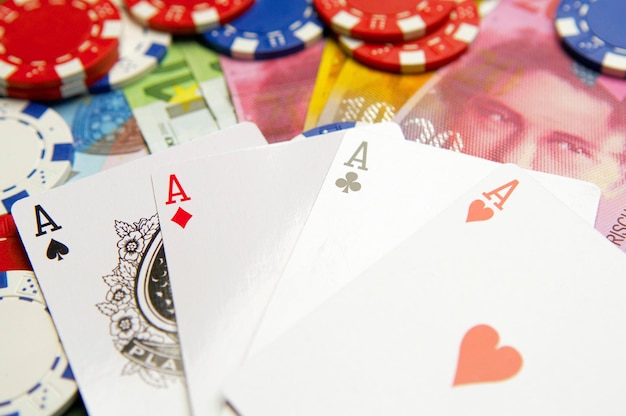 Pokerkarten mit Geld und Chips spielen