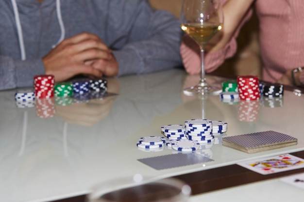 Pokerspiel mit Freunden mit Chipkarten Den Moment genießen digitale Entgiftung mit Freunden Selektiver Fokus