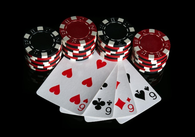Pokerspiel mit Viererkombination Chips und Karten auf schwarzem Tisch Erfolgreicher und maximaler Gewinn