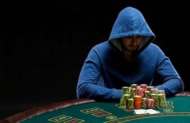 Pokerspieler, der eine Kombination aus zwei Assen aus nächster Nähe betrachtet