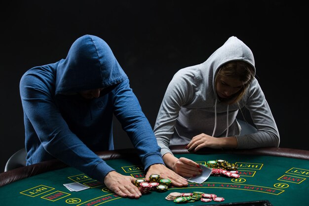 Pokerspieler sitzen am Pokertisch und gehen Allin