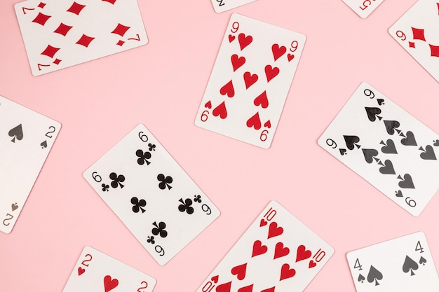 Pokerspielkarten auf rosa Hintergrund