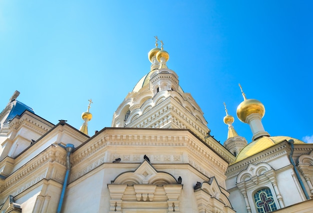 Foto pokrovskij (proteção da bem-aventurada virgem maria) - (principal templo ortodoxo) no centro da cidade de sevastopol (crimeia, ucrânia). construído em 1905 pelo arquiteto ba feldman.