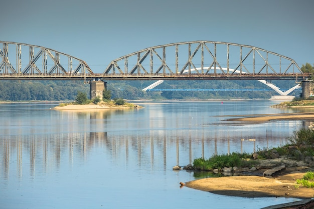 Foto poland torun berühmte trussbrücke über den fluss vistula verkehrsinfrastruktur