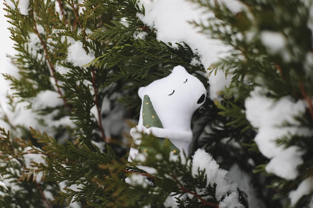 Polar White Toy Bear auf einem Weihnachtsbaumast Frohe Weihnachten und ein glückliches neues Jahr