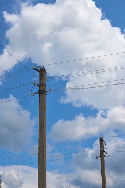 Pole der elektrischen Freileitung gegen den Himmel.