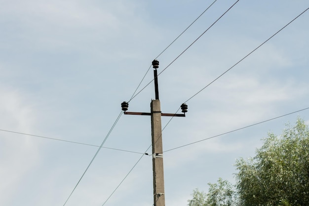 Pole mit elektrischen Leitungen im Dorf