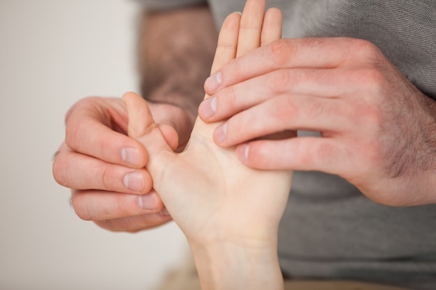 Polegada sendo massageada por um médico