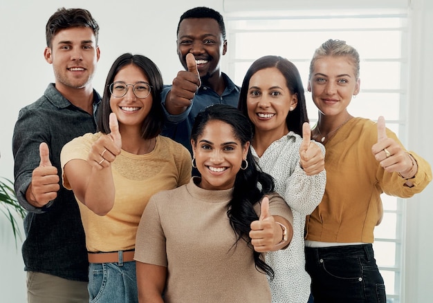 Polegar para cima feliz e retrato com a equipe no escritório para o sucesso confiança e acordo Colaboração de negócios e grupo em agência criativa para realização de projeto e feedback ou orgulho para o projeto