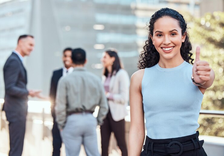 Foto polegar para cima retrato e advogada com sorriso para aprovação objetivo e orgulho na cidade equipe de mulher e mão assinar ao ar livre para ok sim e bom trabalho para apoio de gestão e motivação