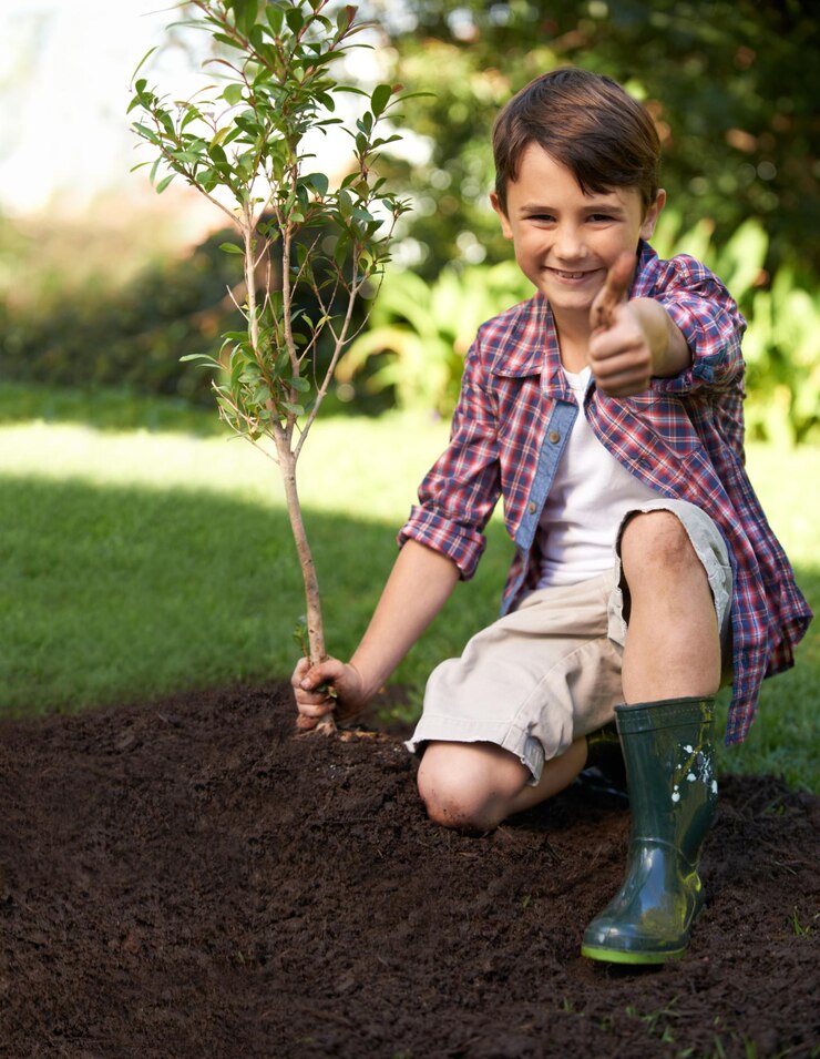 Foto polegar para cima retrato e jardinagem infantil com árvore na natureza para ecologia do solo e educação de desenvolvimento criança feliz e plantando no quintal e brincando com sucesso em paisagismo ambiental lazer