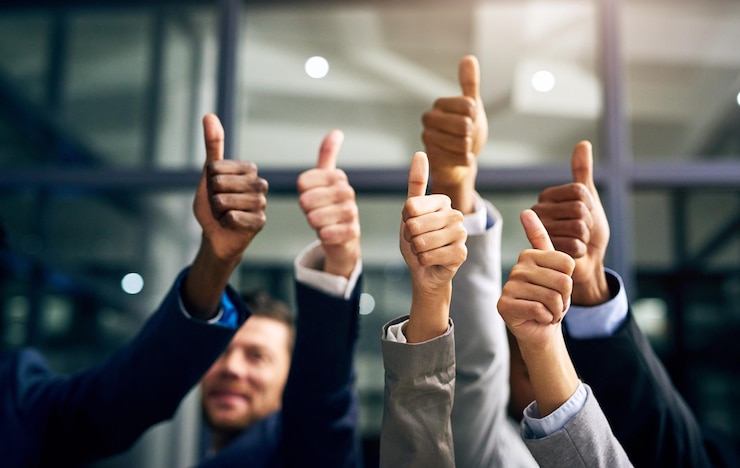 Foto polegares para cima com as mãos de uma equipe de negócios ou grupo dando sua aprovação dizendo obrigado ou dando motivação juntos em seu escritório no trabalho profissionais corporativos apoiando com confiança