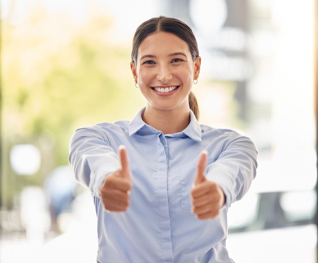 Foto polegares para cima emoji para motivação, sucesso e elogios por suporte, sorte e agradecimentos retrato de sorriso feliz e mulher de negócios animada, vencedora e trabalhadora com objetivo sim feedback e confiança para boas notícias