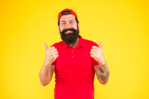 Polegares para cima Homem feliz rosto alegre apoiar ou recomendar Cara expressão emocional feliz Aprovar ou recomendar conceito Homem sorriso feliz rosto não barbeado mostra os polegares para cima gesto fundo amarelo