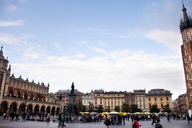 Polen oder Polen und ausländische Reisende reisen, besuchen und einkaufen, essen, trinken, entspannen auf dem Rynek Glowny Markt auf dem Hauptplatz der Krakauer Altstadt am Stare Miasto am 20. September 2019 in Kleinpolen