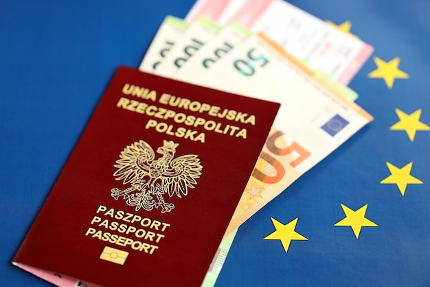 Polen Reisepass der Europäischen Union und Flugtickets mit Geld auf blauem Hintergrund