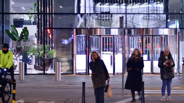 Polen Warschau 21. November 2024 Straßenfotografie von Menschen auf der Straße in der Nacht