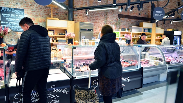 Polen Warschau 28. Oktober 2023 Tradycja Smaku Kühlfleisch- und Fleischstand in der Norblin-Fabrik
