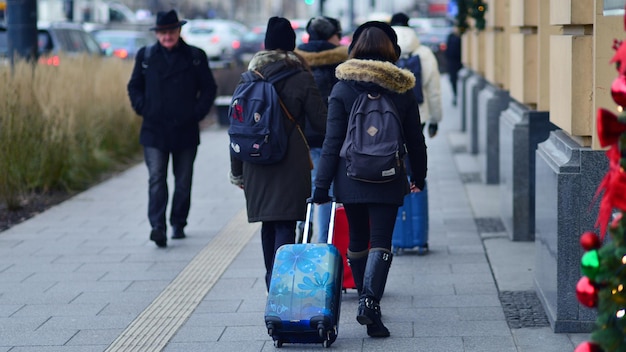 Foto polen warschau 29. dezember 2023 menschenmenge überquert die straße an der ampel zebra