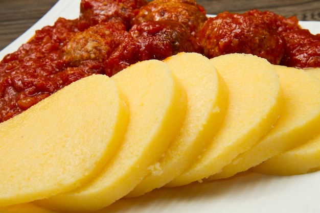 Foto polenta con albóndigas