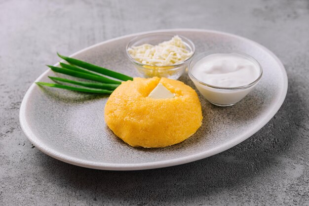 Foto polenta com cebolas queijo feta e creme azedo