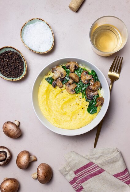 Polenta com cogumelos espinafre e queijo Alimentação saudável Comida vegetariana Cozinha italiana