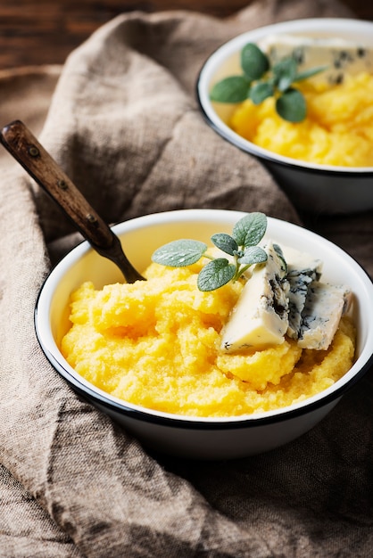 Polenta com gorgonzola