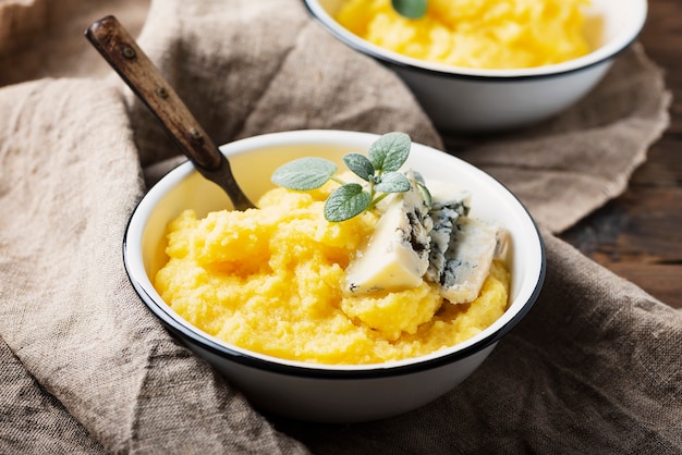 Polenta com gorgonzola