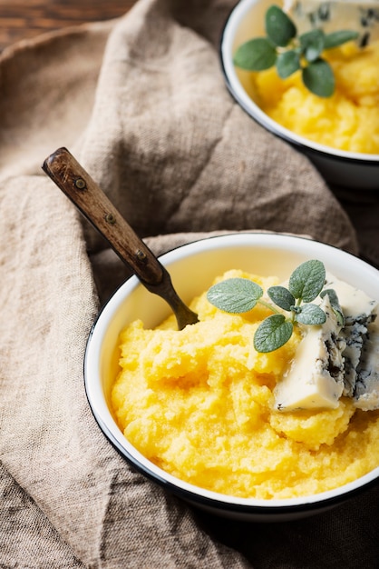 Polenta com gorgonzola