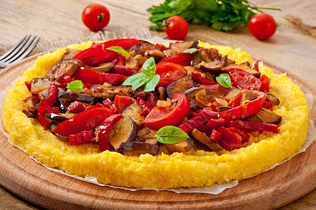 Polenta com legumes - pizza de milho com tomate e berinjela