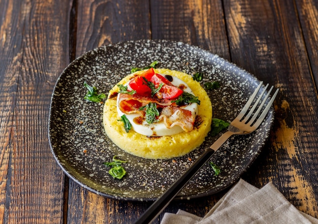 Polenta com mussarela, bacon e tomate