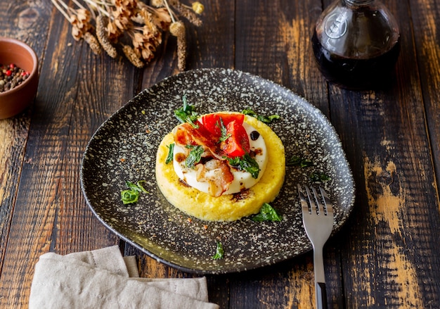 Polenta com mussarela, bacon e tomate