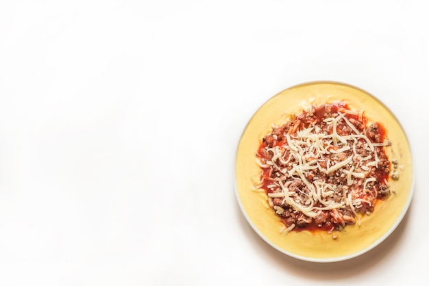 Polenta com tomate e queijo picado