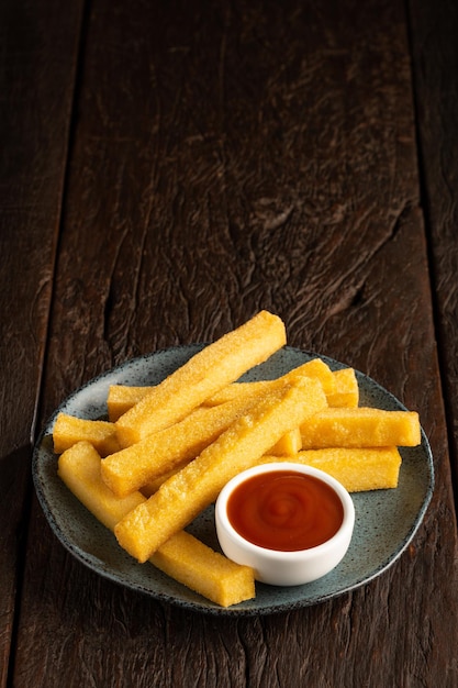 Polenta frita caseira na mesa