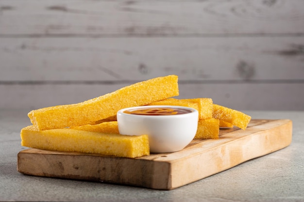 Polenta frita caseira na mesa