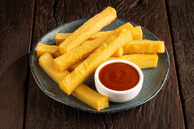 Polenta frita casera en la mesa