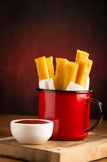 Foto polenta frita casera en la mesa