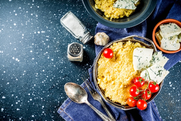 Polenta con gorgonzola y tomates