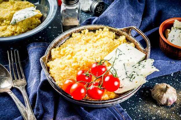 Polenta con gorgonzola y tomates