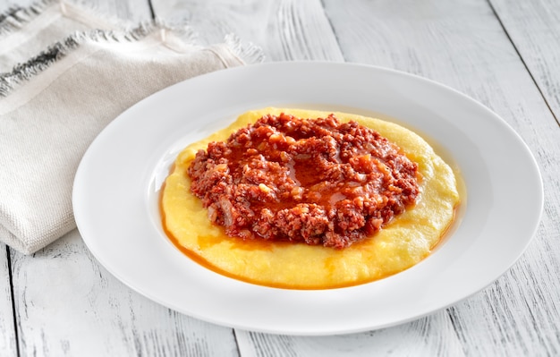 Polenta italiana boloñesa en un plato