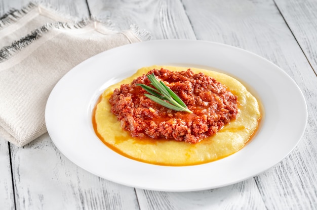 Polenta italiana boloñesa