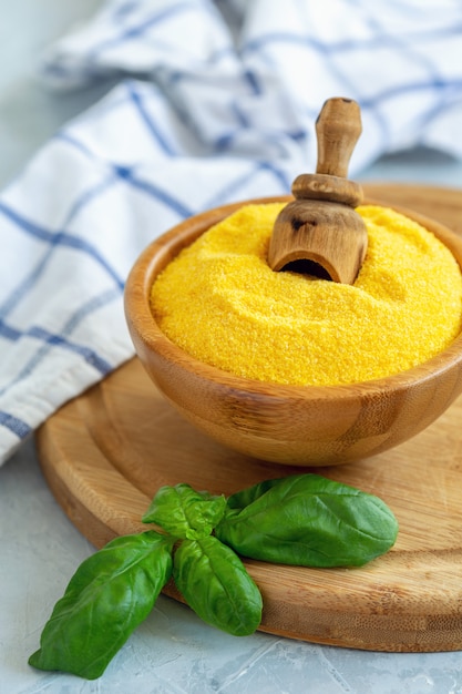 Polenta italiana cru tradicional em uma tigela de madeira.