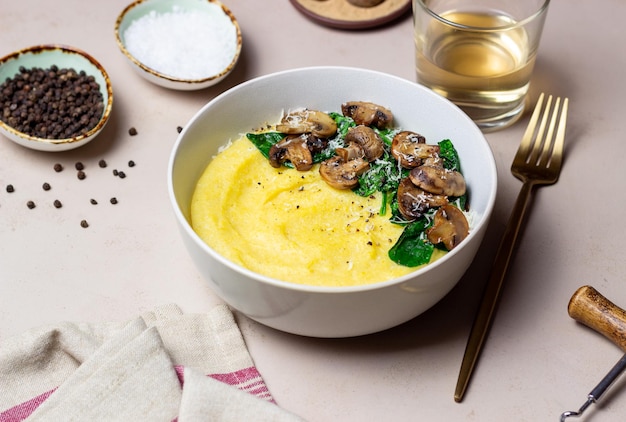 Polenta mit Champignons, Spinat und Käse Gesunde Ernährung Vegetarisches Essen Italienische Küche