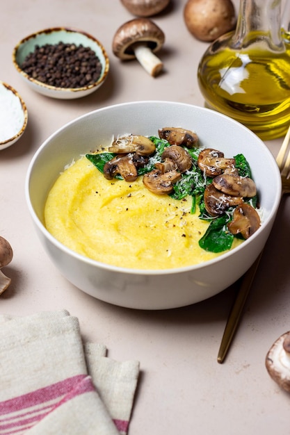 Polenta mit Champignons, Spinat und Käse Gesunde Ernährung Vegetarisches Essen Italienische Küche